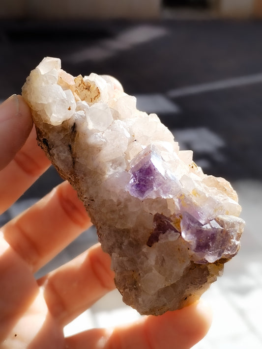 Fluorita lila sobre cristales de Calcita