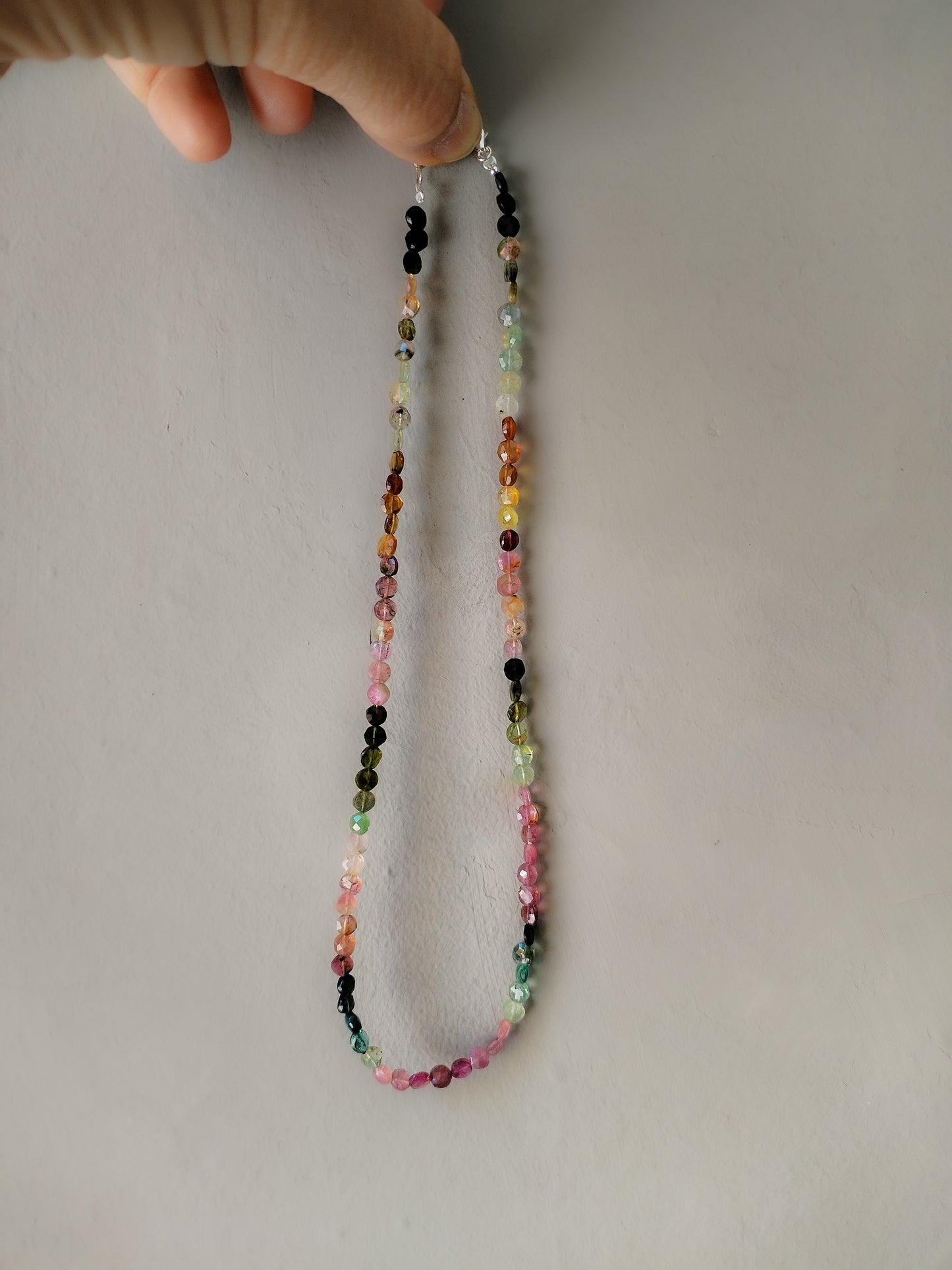 Collar de turmalia tallada extra