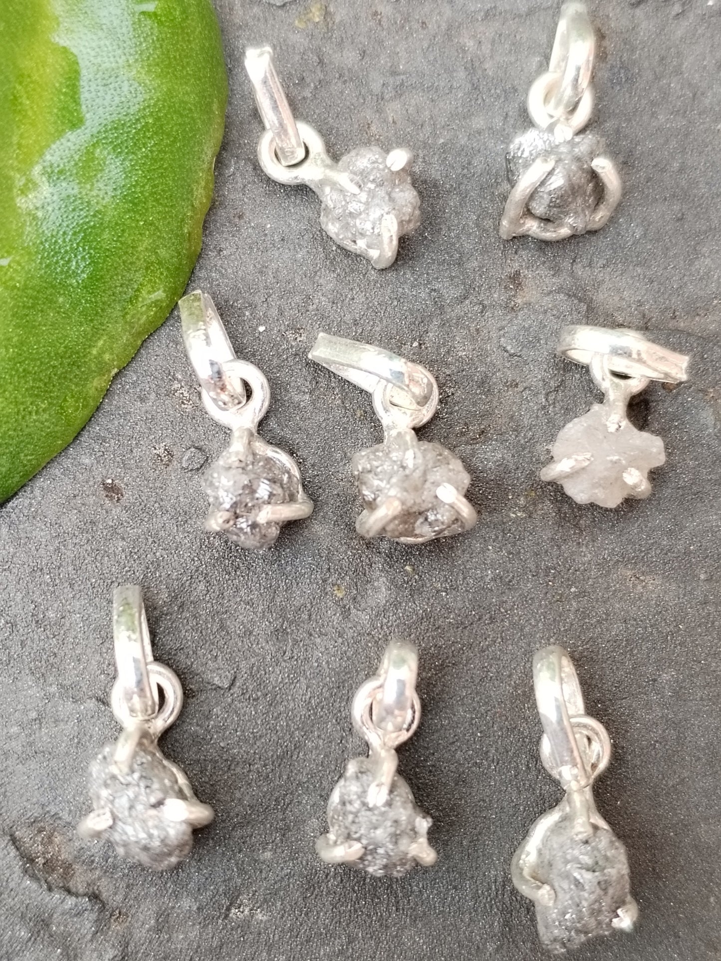 Colgante de Diamante Auténtico en bruto natural, engarzado en plata de ley