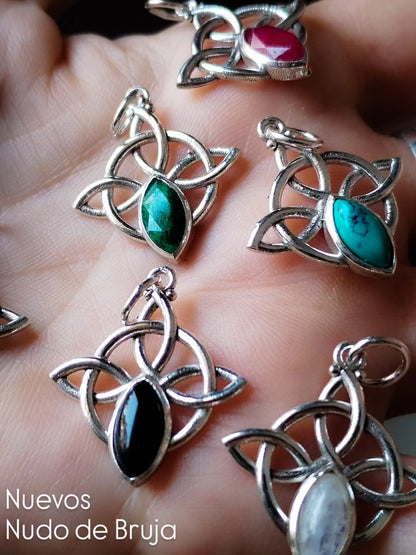 Nudo de bruja con mineral. Plata de ley