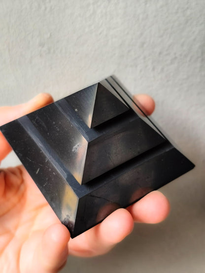 Shungita SÚPER OFERTA pirámide Saqqara 7cm