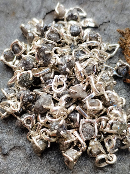 Colgante de Diamante Auténtico en bruto natural, engarzado en plata de ley
