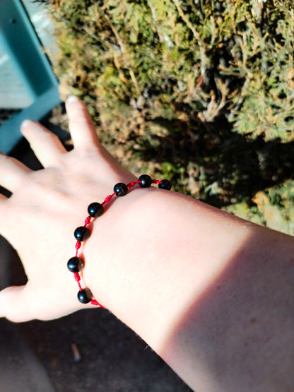 Pulsera de Los siete Nudos de Protección roja con bolas de Shungit