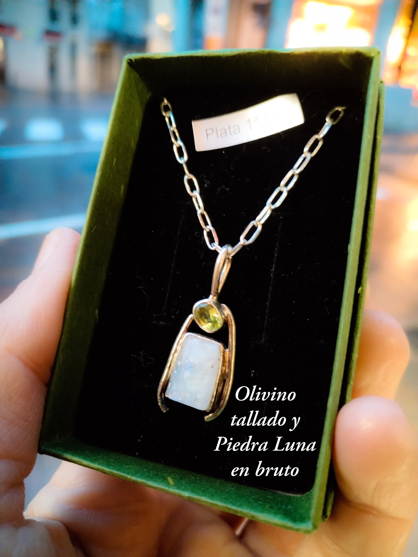 Colgante de Piedra Luna en Bruto y Olivino Tallado