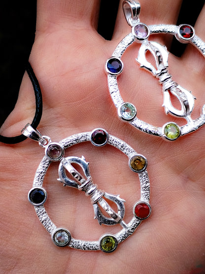 Símbolo budista, y minerales de los chakras, colgante plata de ley