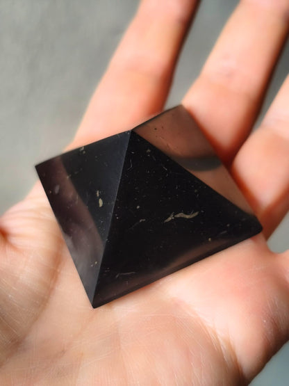 Pirámide Shungit auténtica 4,5cm brillante