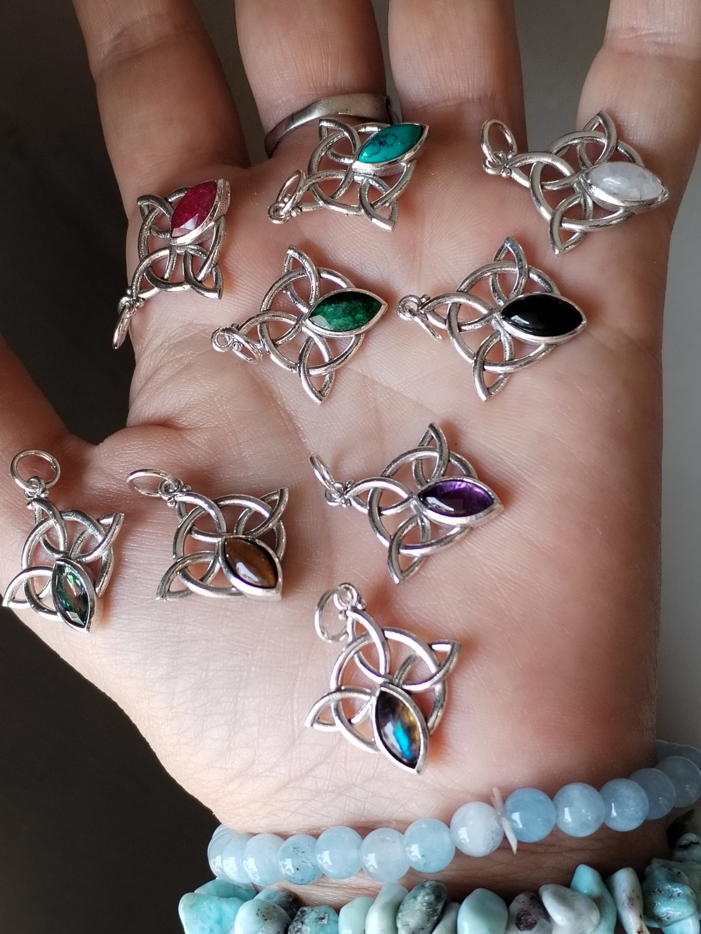 Nudo de bruja con mineral. Plata de ley
