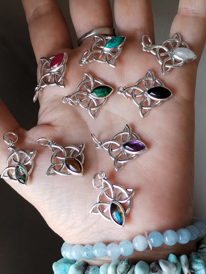Nudo de bruja con mineral. Plata de ley