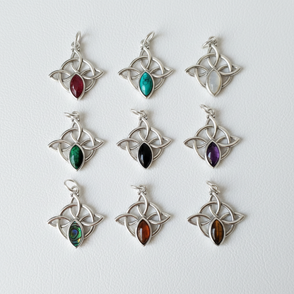 Nudo de bruja con mineral. Plata de ley