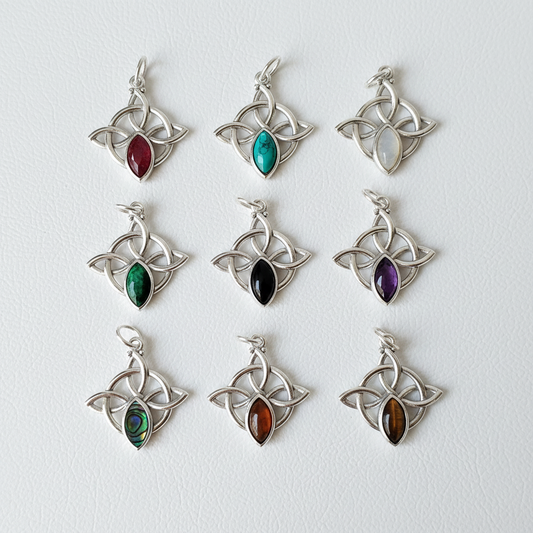 Nudo de bruja con mineral. Plata de ley