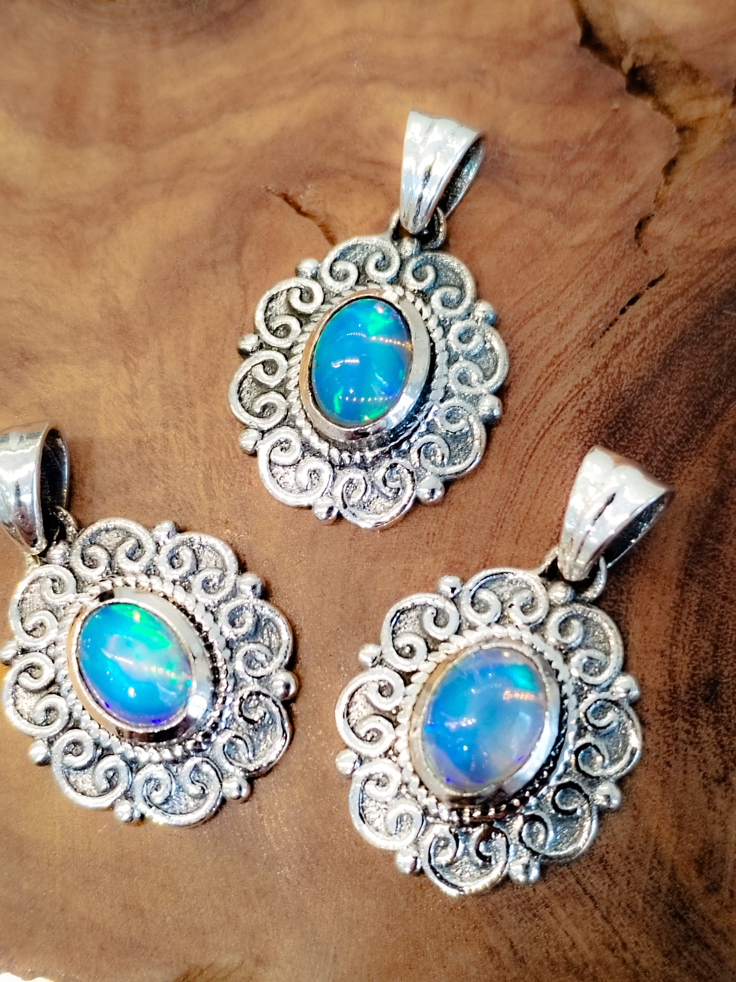 Colgante de ópalo australiano con diseño en fornitura de Plata de ley