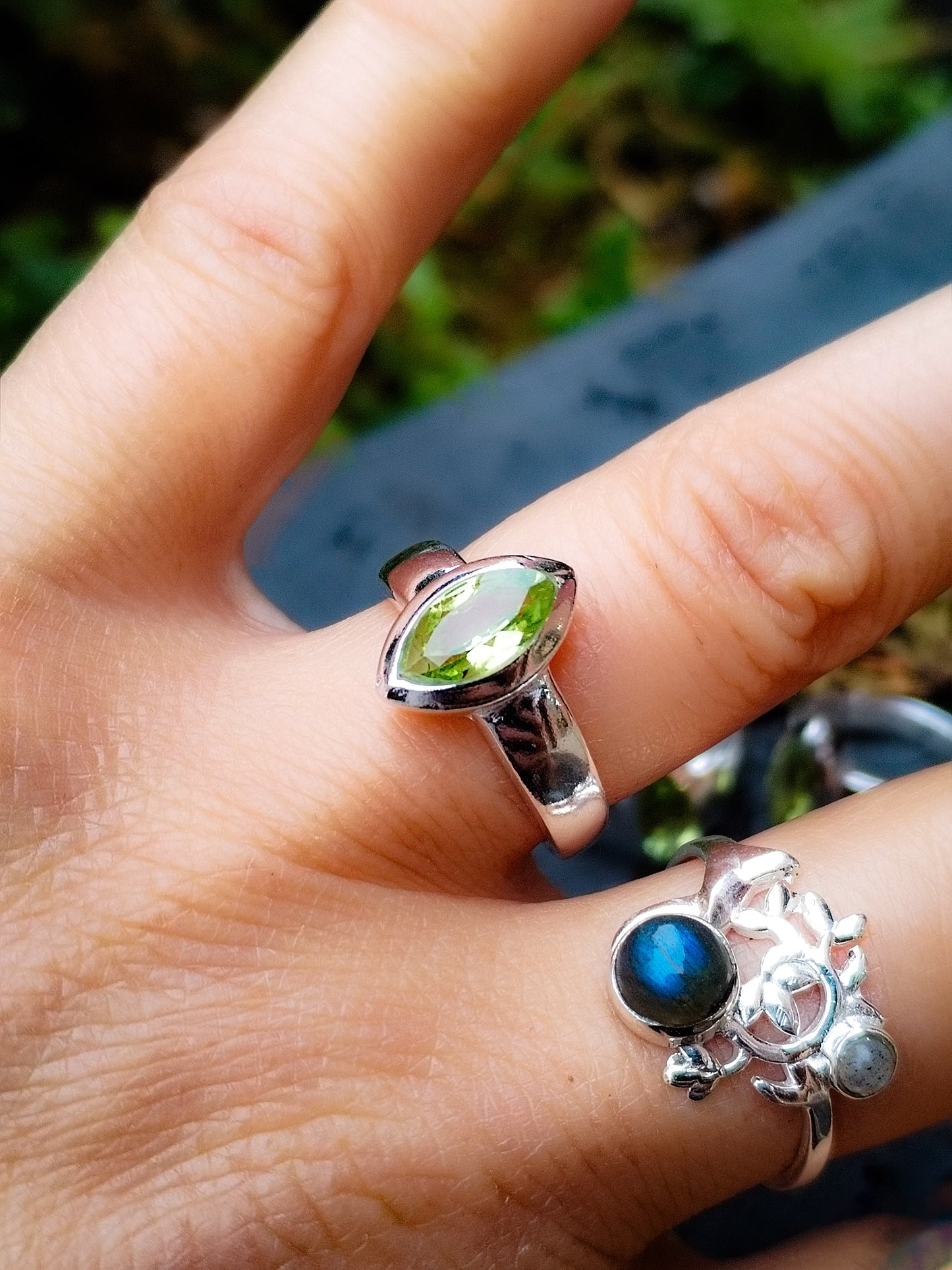 Anillo de Olivino tallado, plata de ley