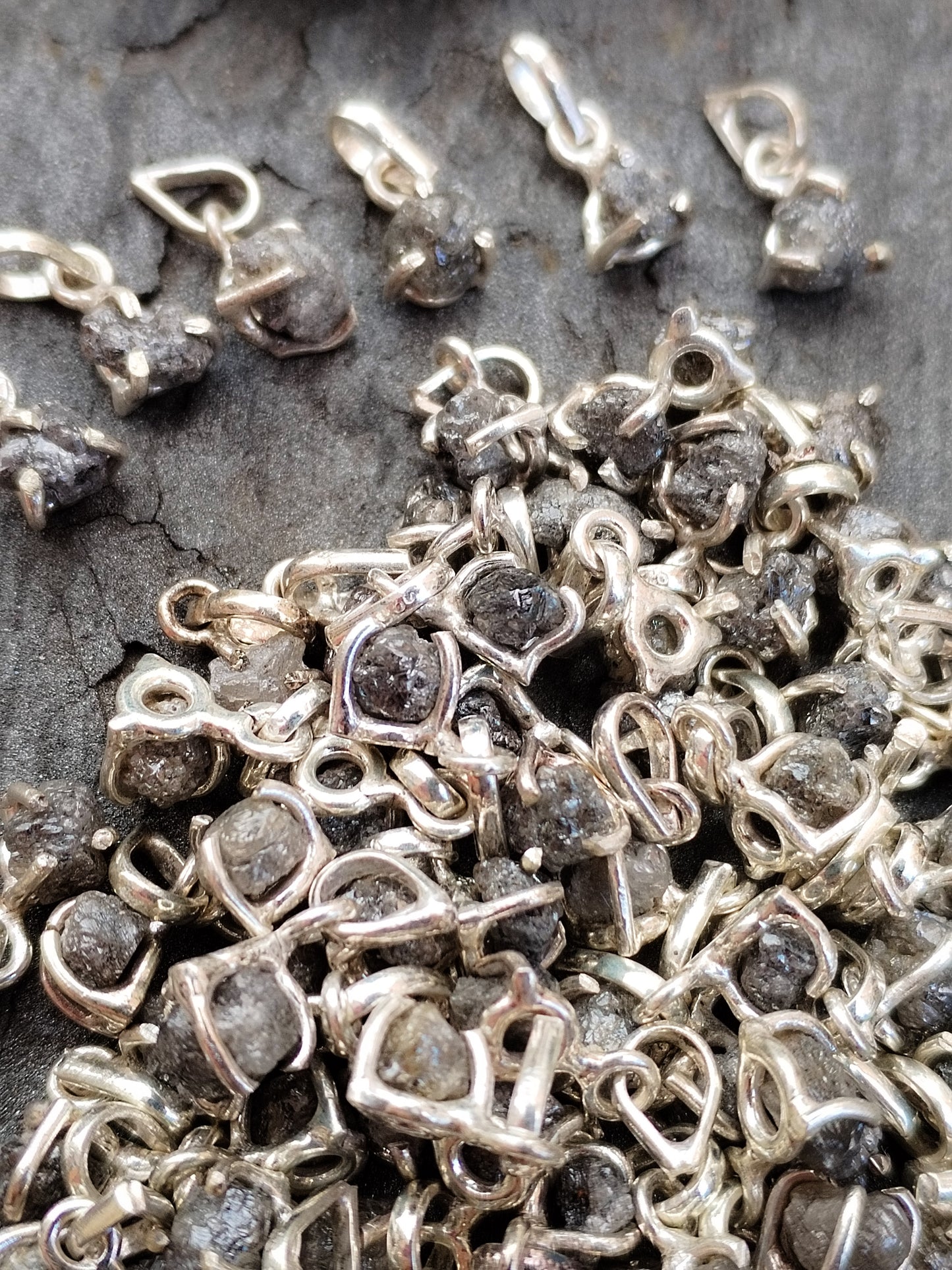 Colgante de Diamante Auténtico en bruto natural, engarzado en plata de ley
