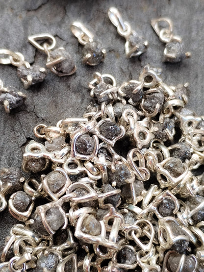 Colgante de Diamante Auténtico en bruto natural, engarzado en plata de ley