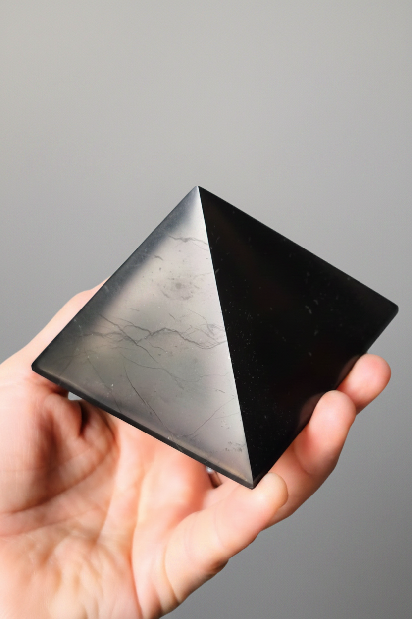 Pirámide Shungit auténtica 8,5 cm brillante