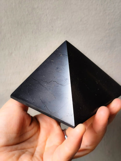 Pirámide Shungit auténtica 8,5 cm brillante