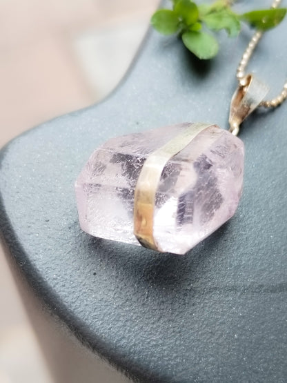 Colgante de Kunzita rosa engarzada en Plata