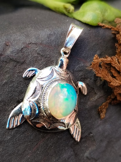 Colgante con gran ópalo blanco super extra en forma de Tortuga