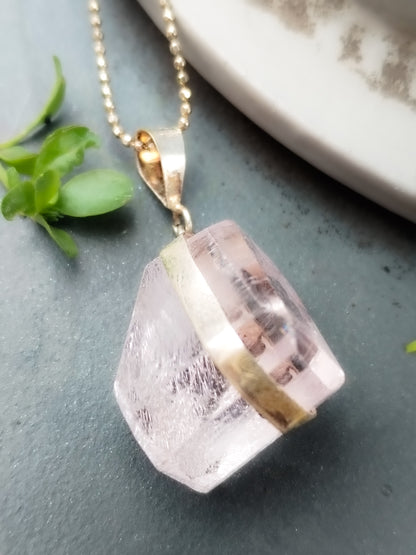 Colgante de Kunzita rosa engarzada en Plata