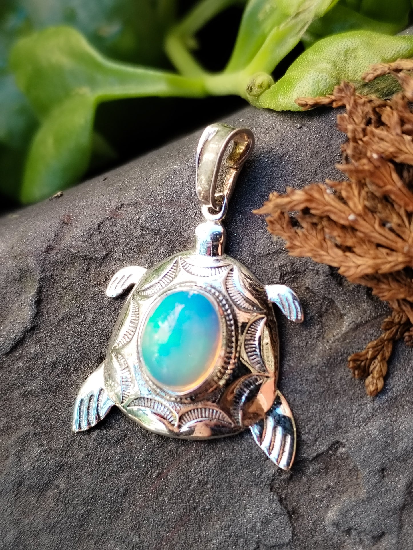 Colgante con gran ópalo blanco super extra en forma de Tortuga