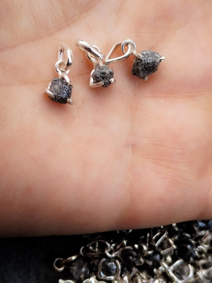 Colgante de Diamante Auténtico en bruto natural, engarzado en plata de ley