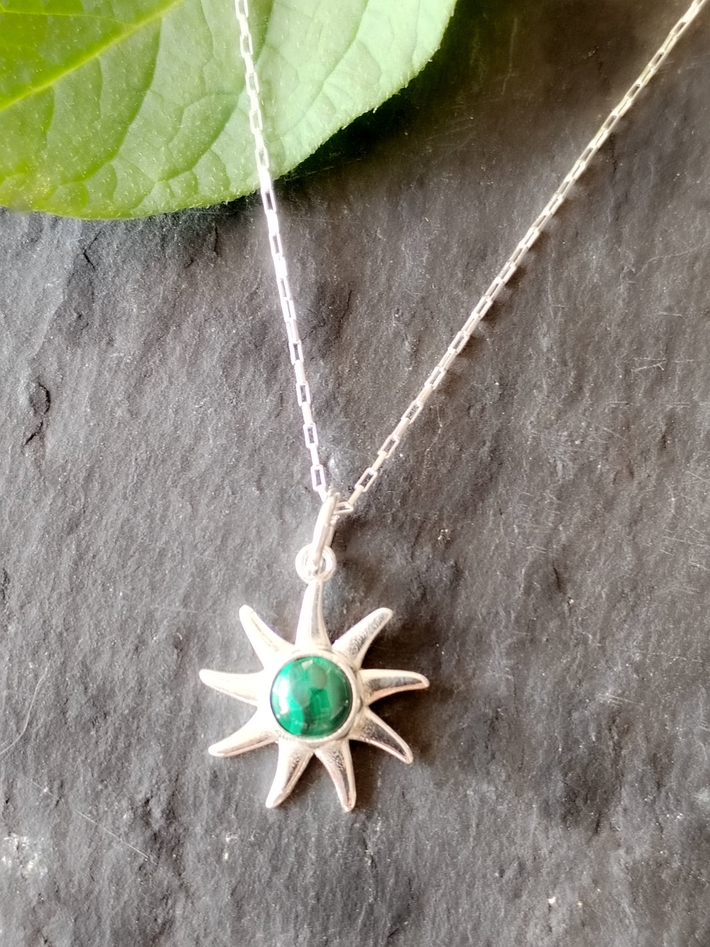 Colgante sol de plata de ley y Malaquita con cadena