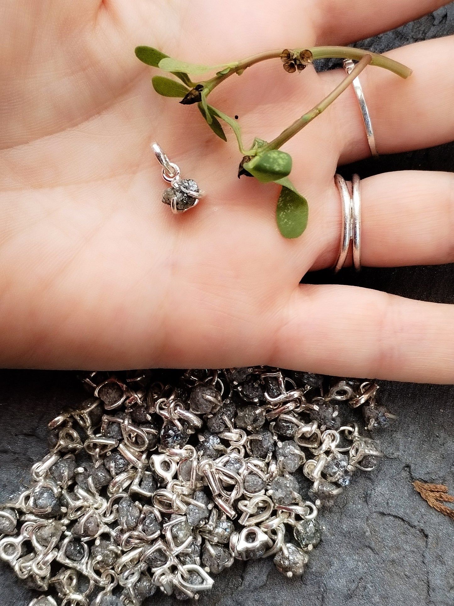 Colgante de Diamante Auténtico en bruto natural, engarzado en plata de ley