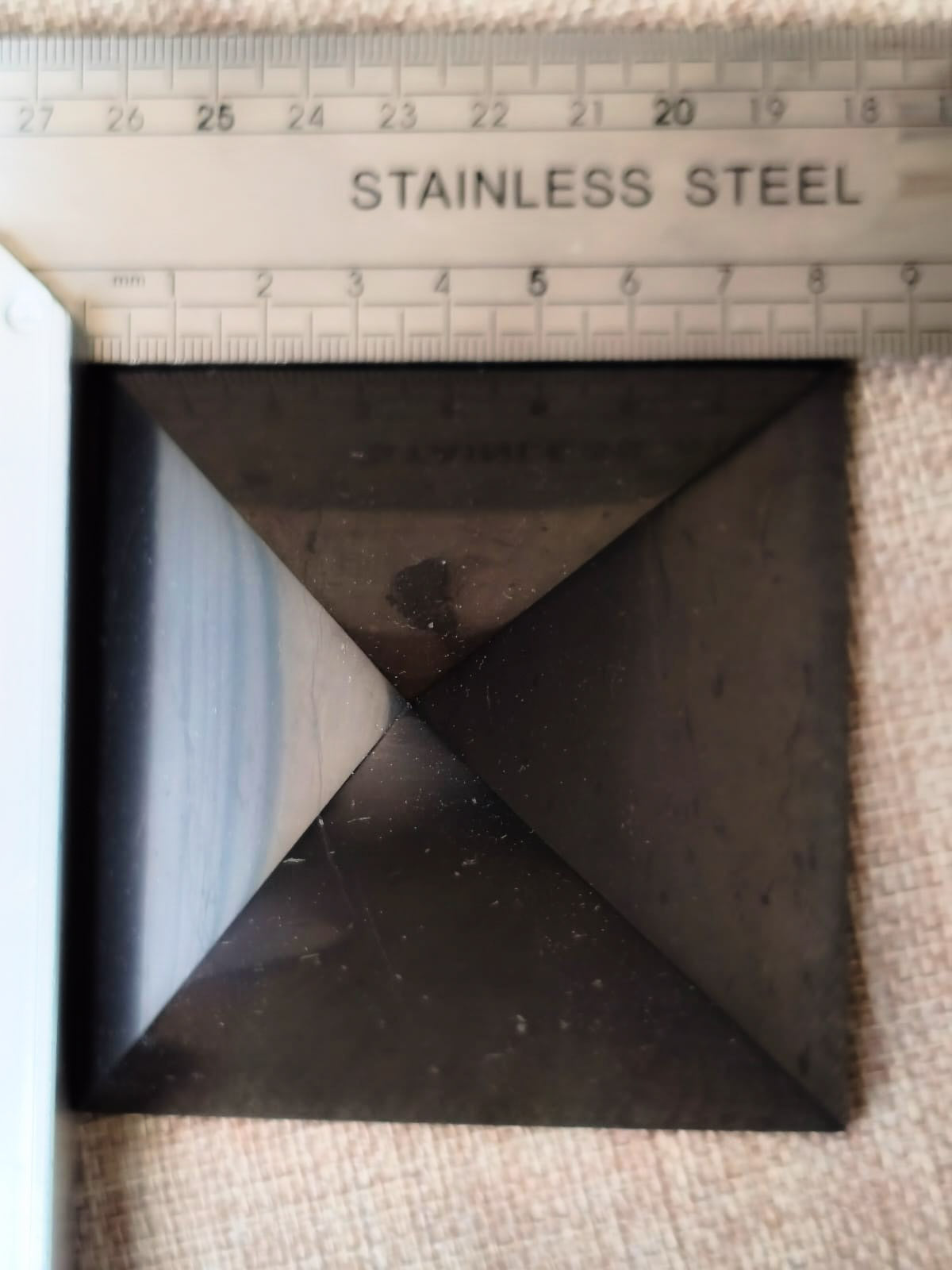 Pirámide Shungit auténtica 8,5 cm brillante