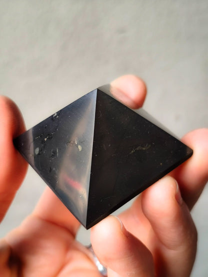 Pirámide Shungit auténtica 4,5cm brillante