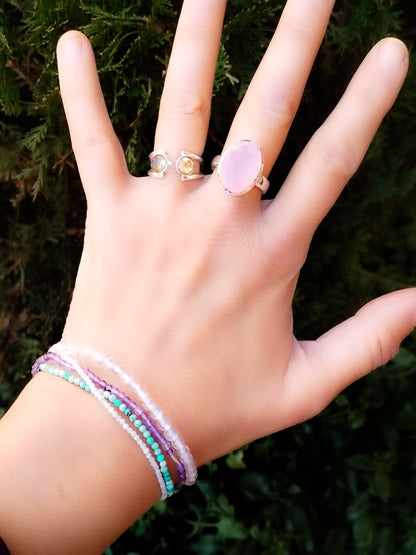 Anillo de cuarzo rosa tallado