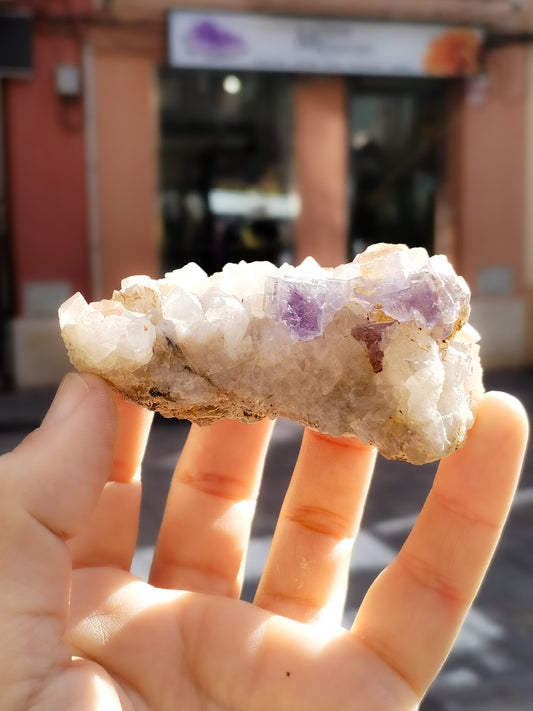 Fluorita lila sobre cristales de Calcita