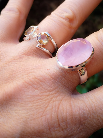Anillo de cuarzo rosa tallado
