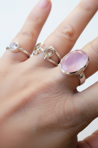 Anillo de cuarzo rosa tallado