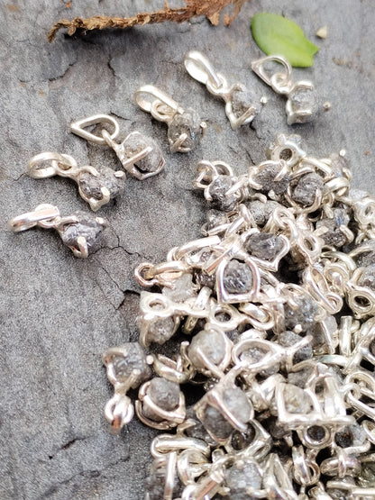 Colgante de Diamante Auténtico en bruto natural, engarzado en plata de ley