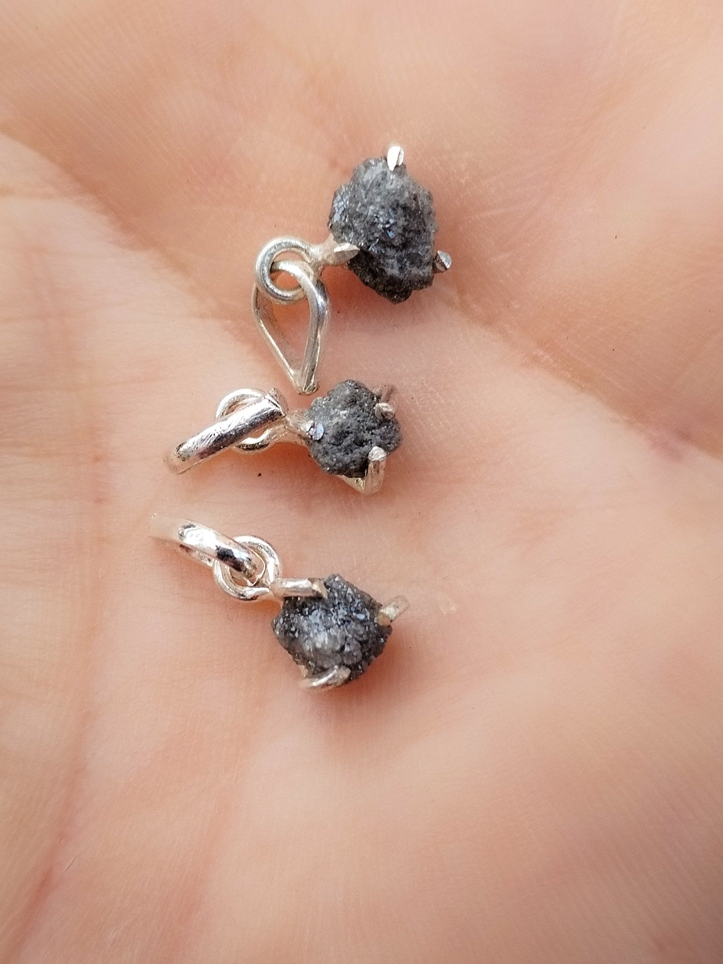Colgante de Diamante Auténtico en bruto natural, engarzado en plata de ley