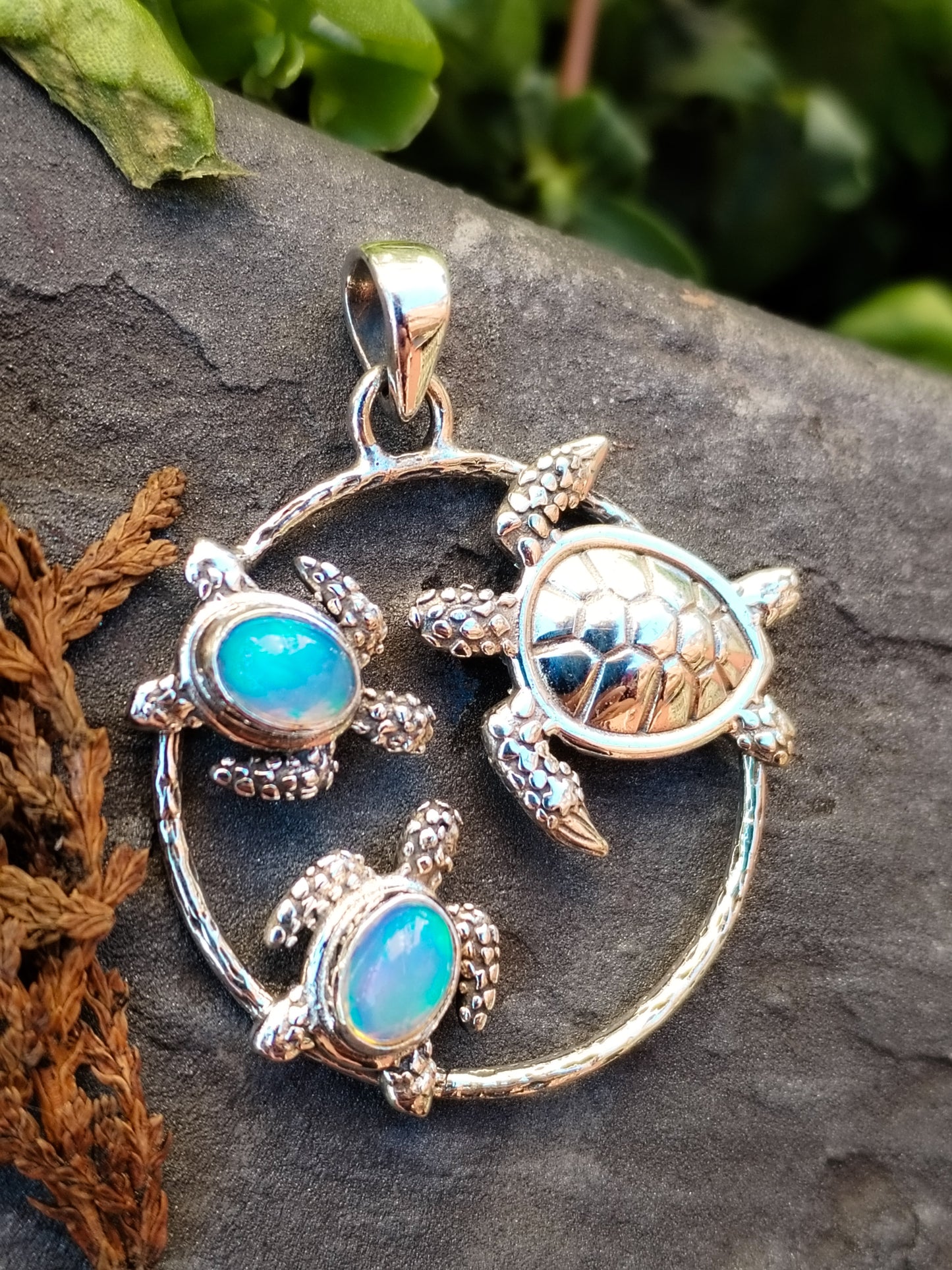 Colgante de Tortugas con dos ópalos. Plata de Ley