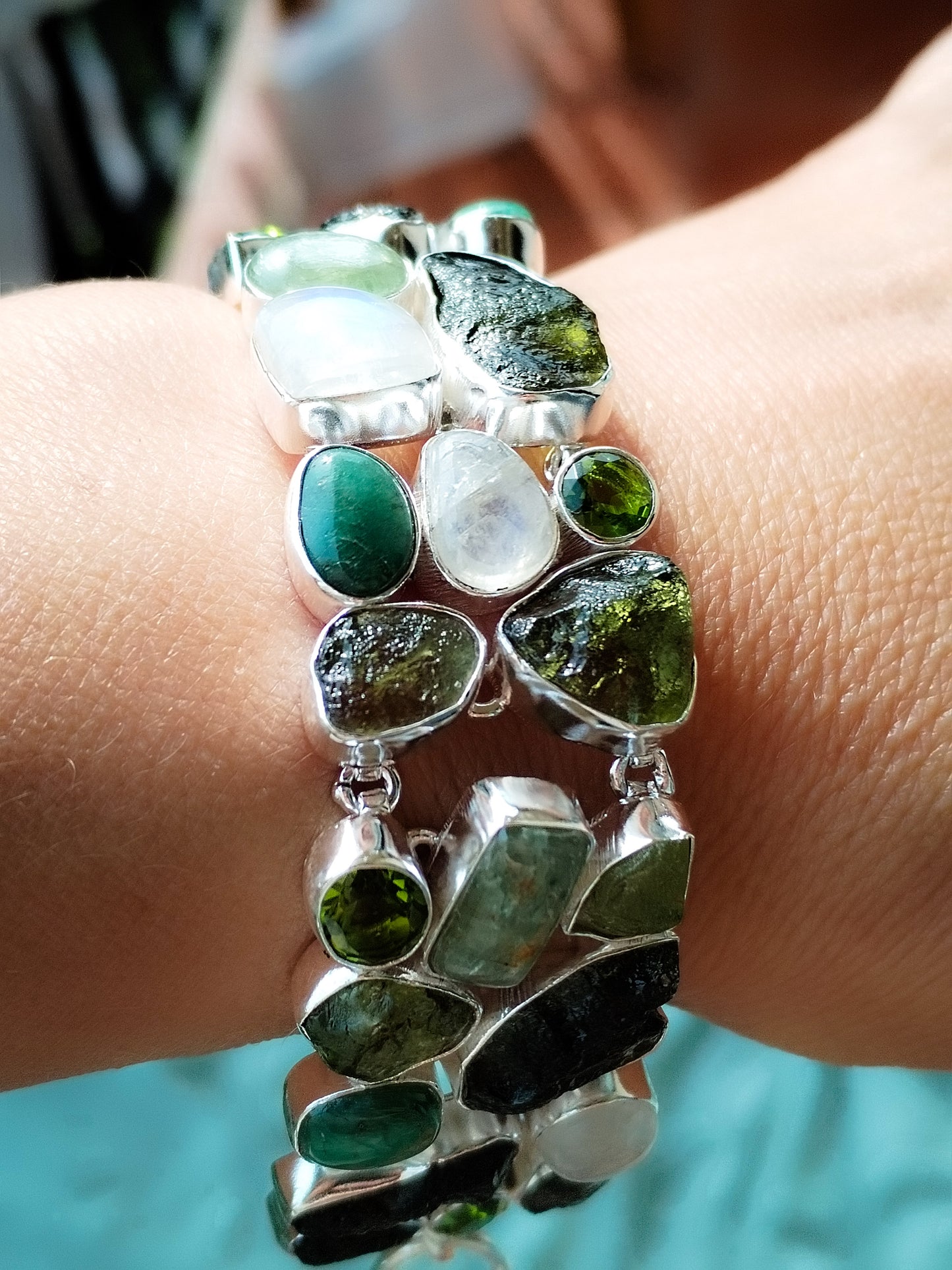 Impresionante pulsera de Moldavitas y Minerales