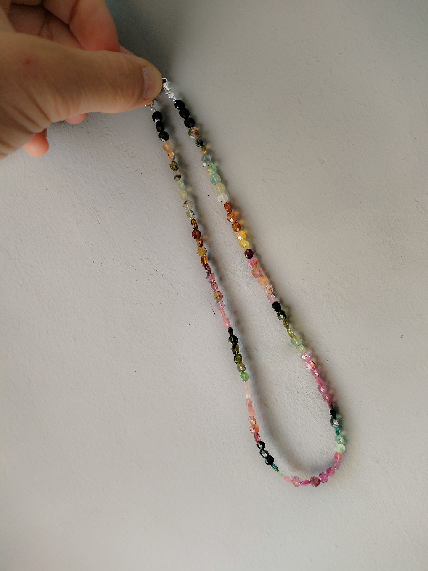 Collar de turmalia tallada extra
