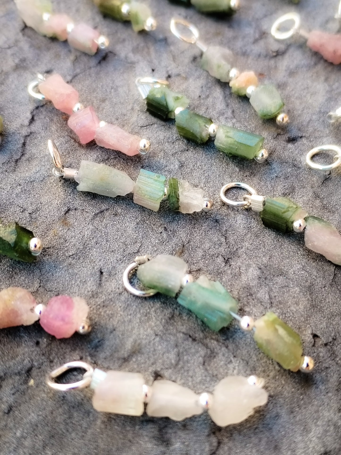 Colgante de Turmalina de colores en Bruto. Plata de Ley