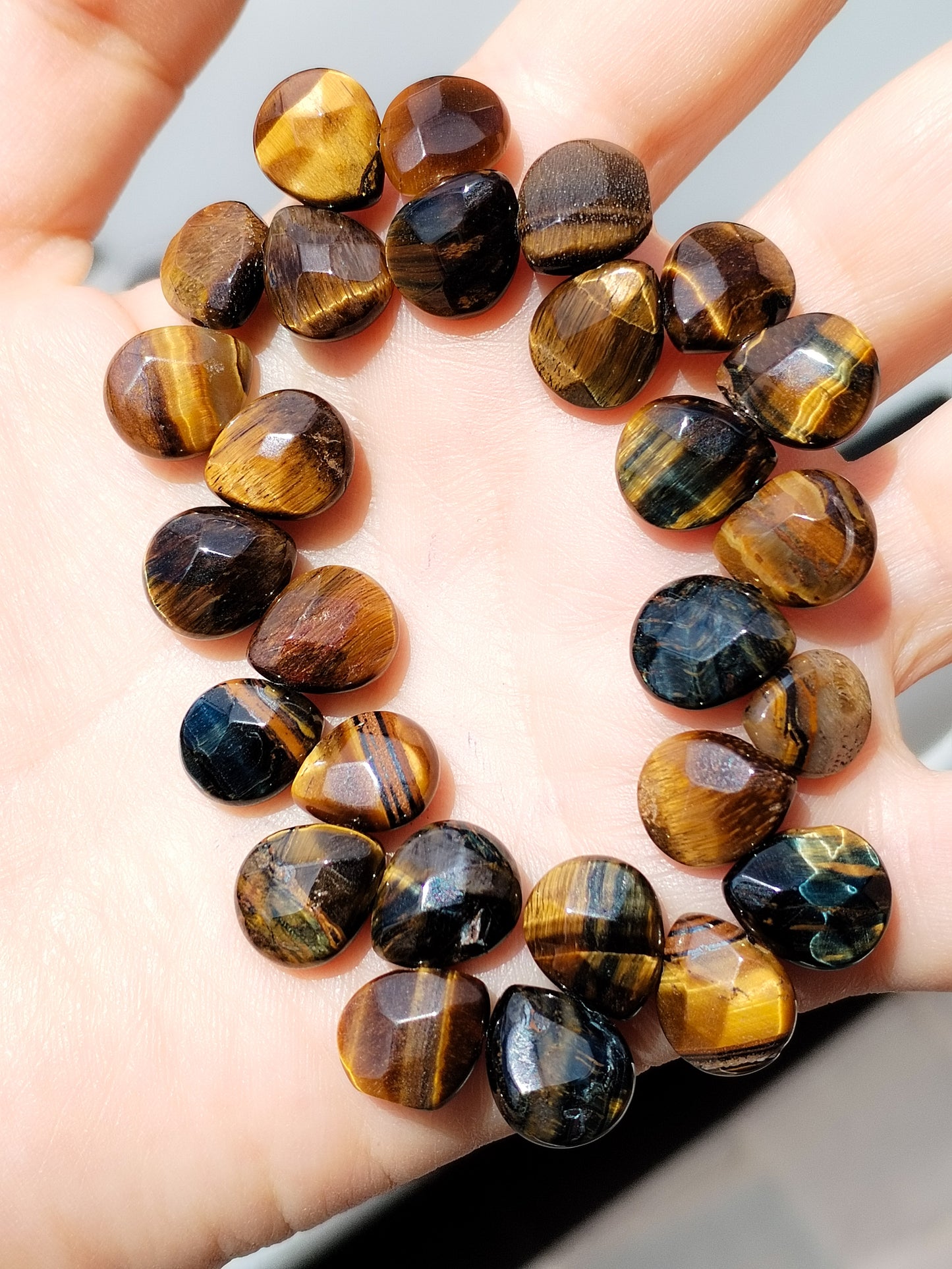 Pulsera de ojo de tigre tallada de diseño