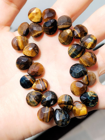 Pulsera de ojo de tigre tallada de diseño