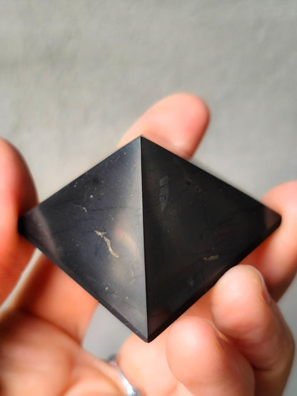 Pirámide Shungit auténtica 4,5cm brillante