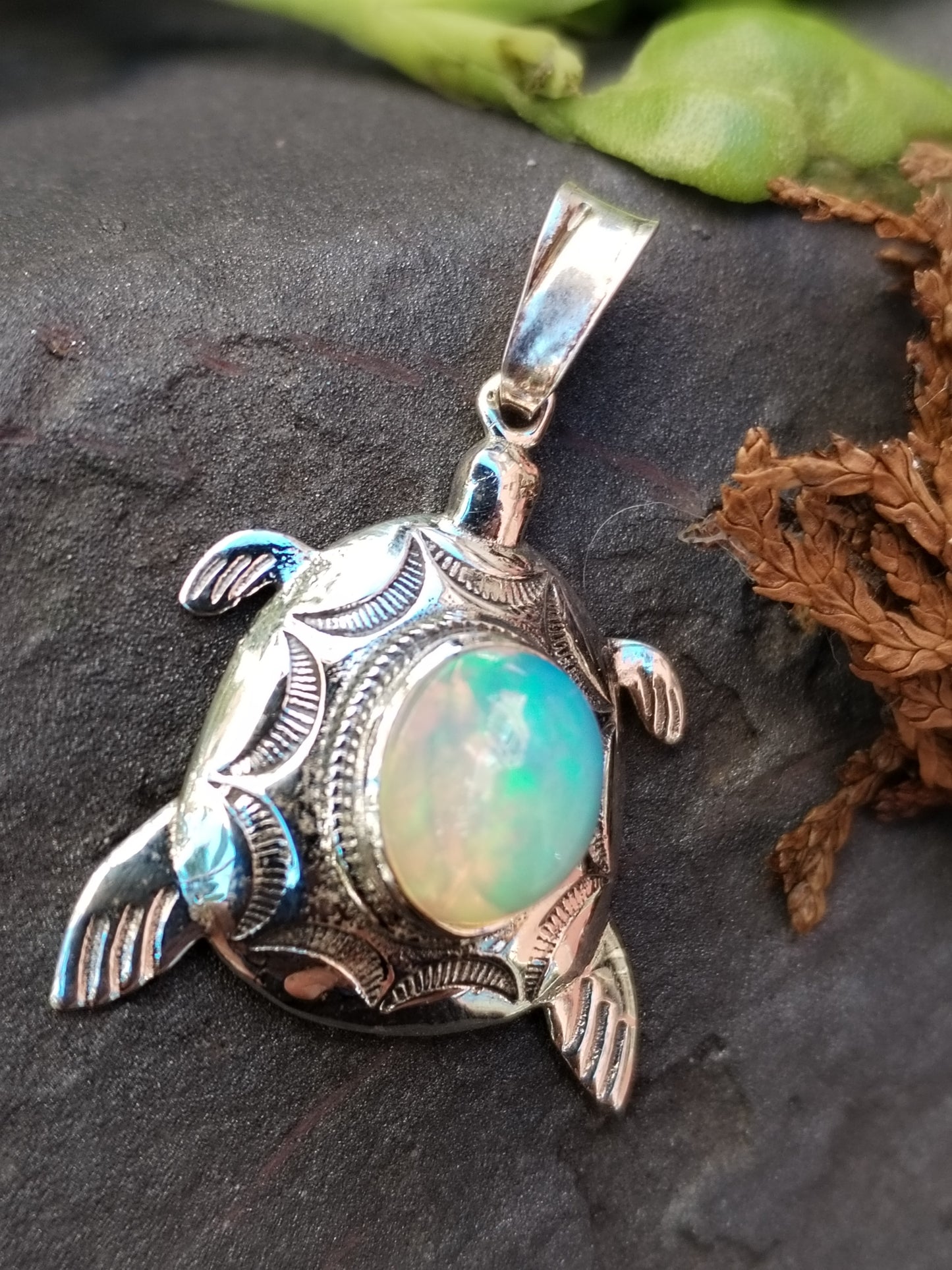 Colgante con gran ópalo blanco super extra en forma de Tortuga