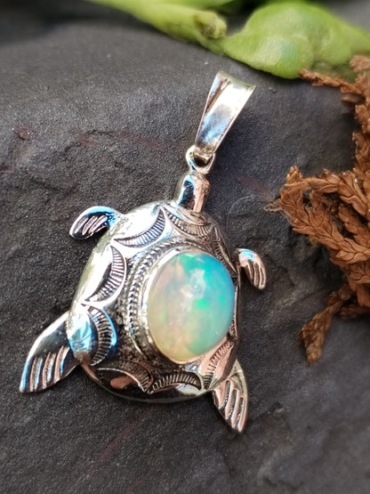 Colgante con gran ópalo blanco super extra en forma de Tortuga