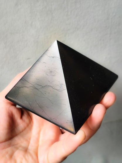 Pirámide Shungit auténtica 8,5 cm brillante
