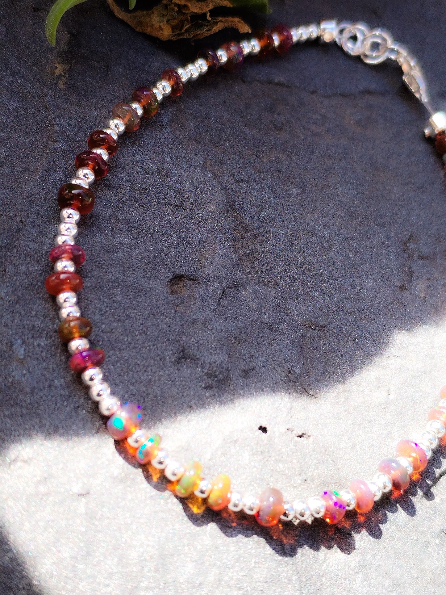 Pulsera de ópalos negros y plata de ley