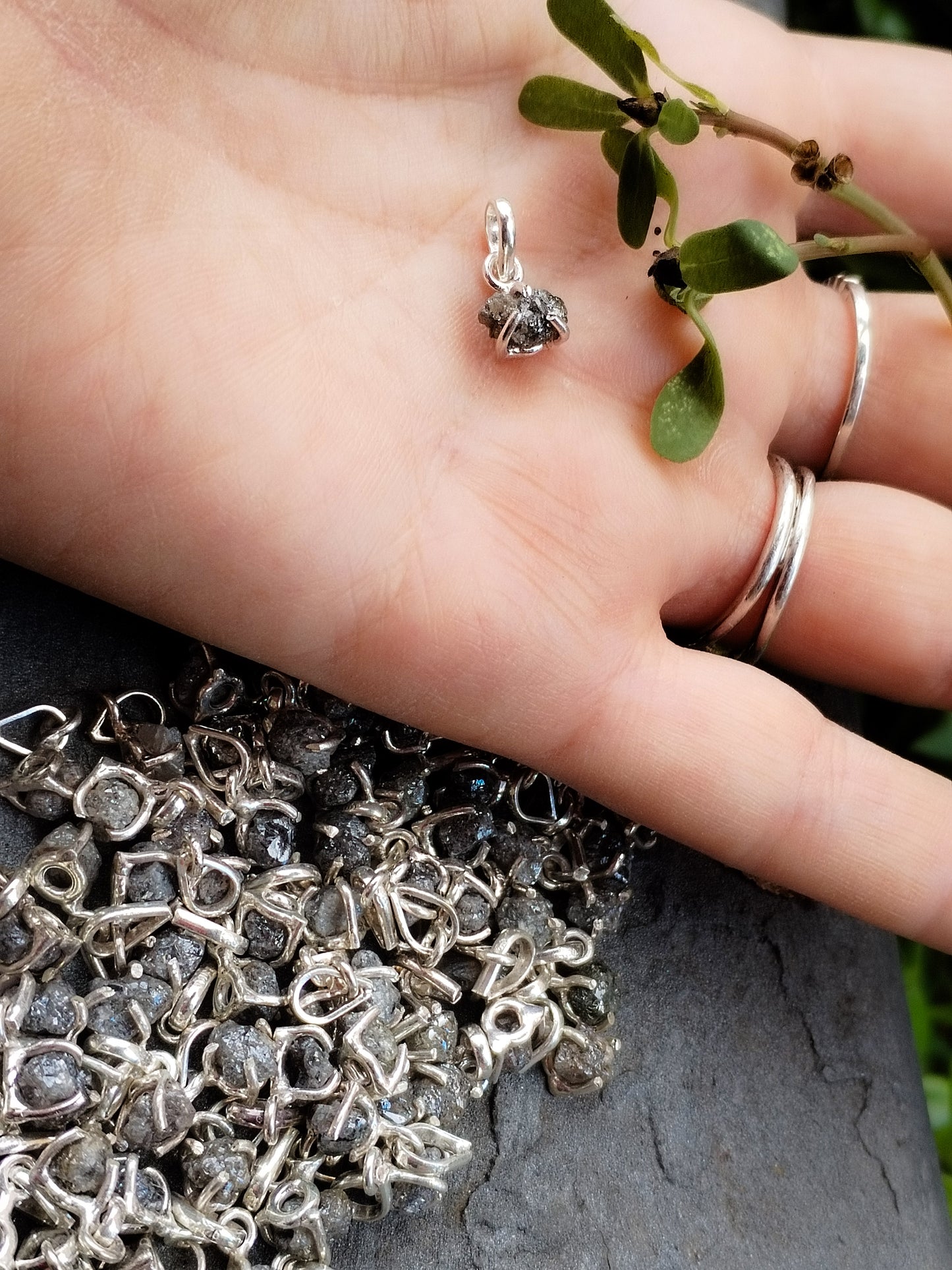 Colgante de Diamante Auténtico en bruto natural, engarzado en plata de ley