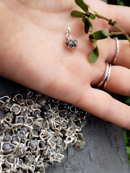 Colgante de Diamante Auténtico en bruto natural, engarzado en plata de ley