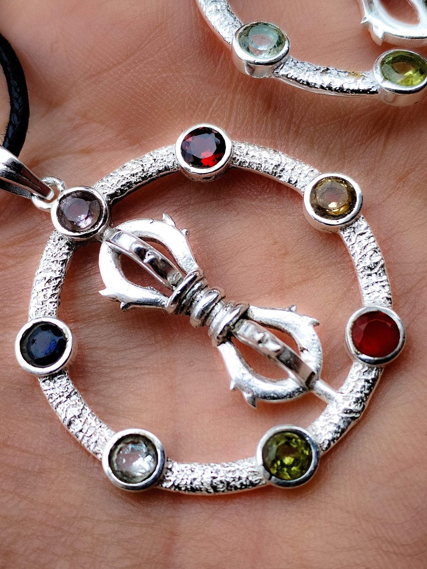 Símbolo budista, y minerales de los chakras, colgante plata de ley