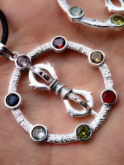Símbolo budista, y minerales de los chakras, colgante plata de ley